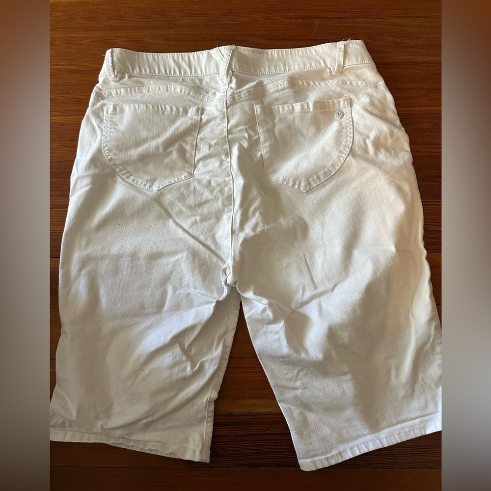 White Deomcracy Women's Bermuda shorts - Picture 8 of 9